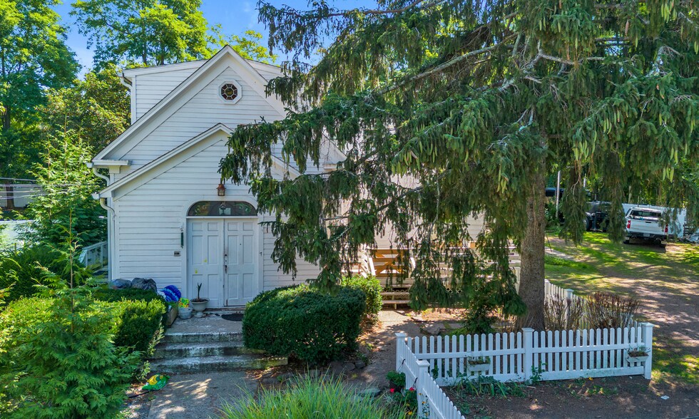 7 Canal St, Center Moriches, NY à vendre - Photo de l’immeuble – Image 2 sur 8