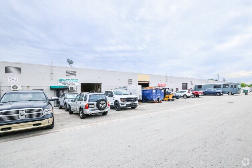 1010-1060 E 32nd St, Hialeah, FL à louer - Photo principale – Image 1 sur 19