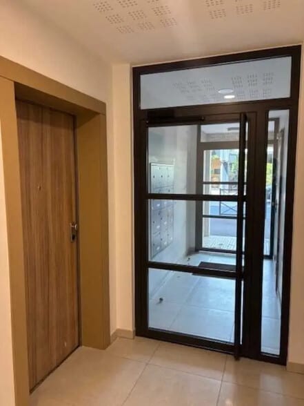 Local commercial dans Saint-Maur-des-Fossés à vendre - Hall d’entrée – Image 2 sur 6