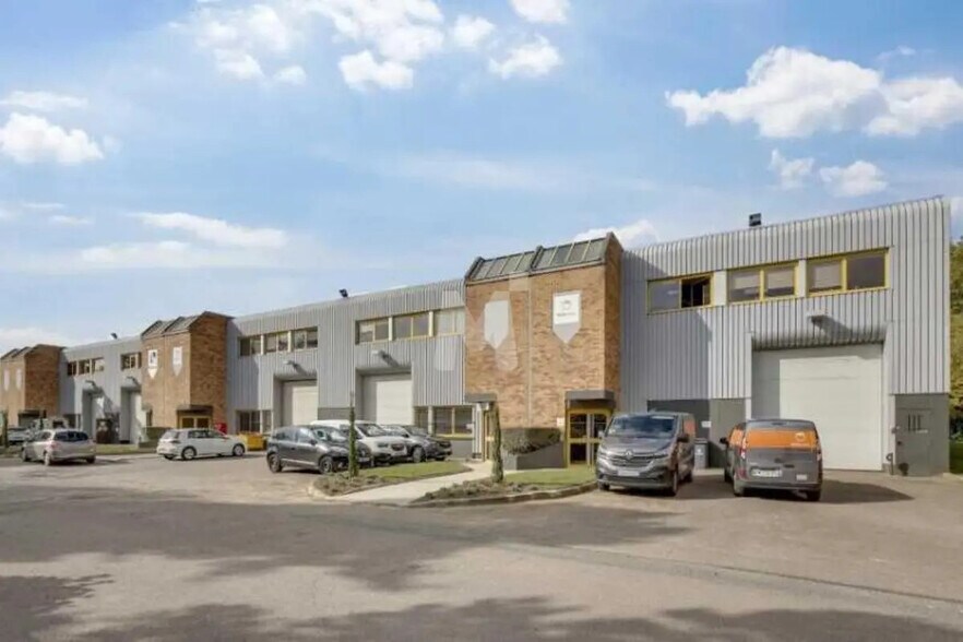 Local d’activités dans Buc à louer - Photo de l’immeuble – Image 2 sur 9