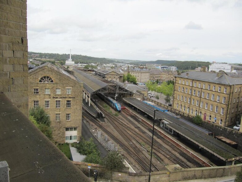 2 Trinity St, Huddersfield à vendre - Photo de l’immeuble – Image 2 sur 6