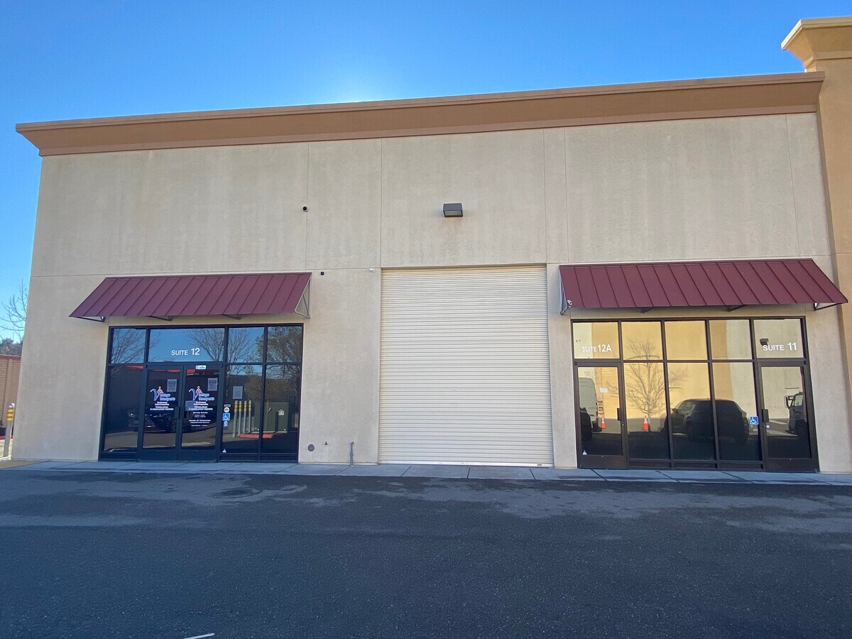 460 W Larch Rd, Tracy, CA 95304 - Lot 12 - - Photo intérieure - Image 2 of 9