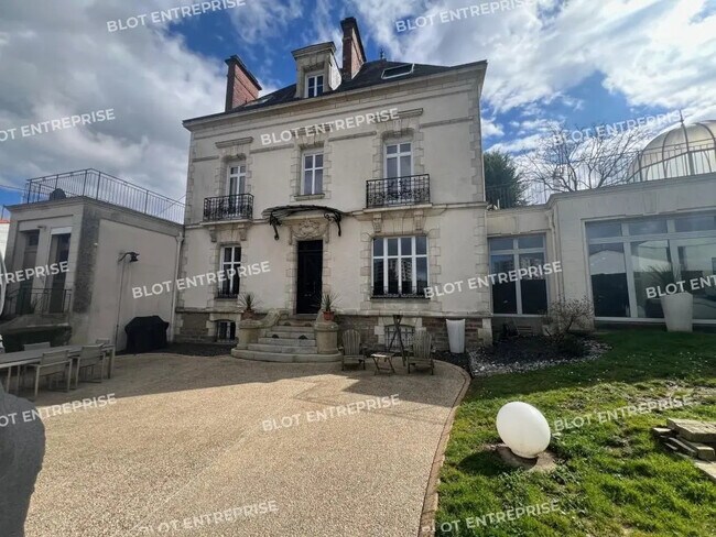 Plus de détails pour 21 Rue De La Libération, Saint-Sébastien-sur-Loire - Bureau à vendre