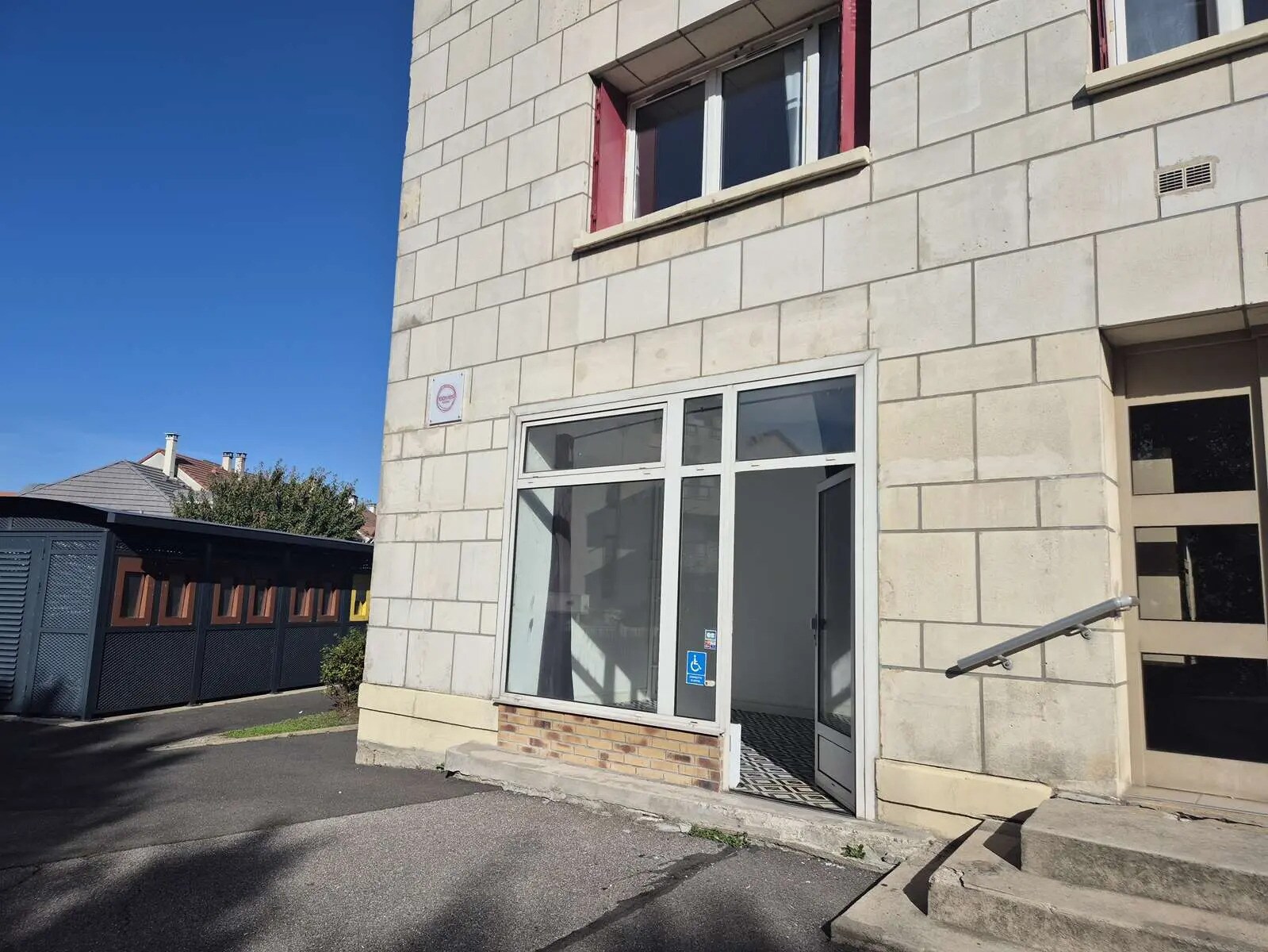 Local commercial dans Châtillon à louer Photo de l’immeuble– Image 1 sur 7