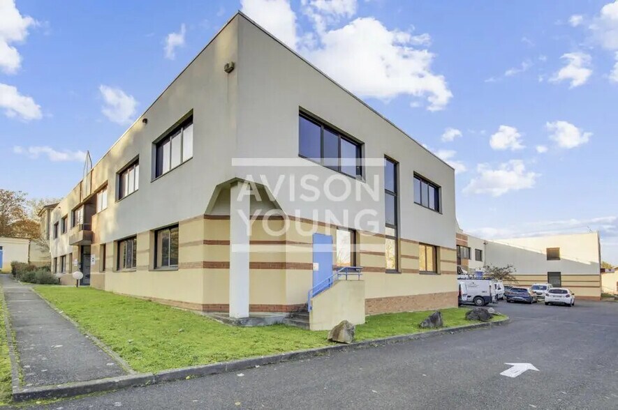 Local d’activités dans Champs-sur-Marne à louer - Photo de l’immeuble – Image 2 sur 4