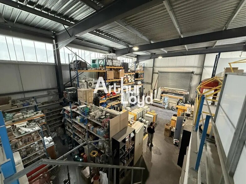Local d’activités dans Fréjus à louer - Photo de l’immeuble – Image 1 sur 6