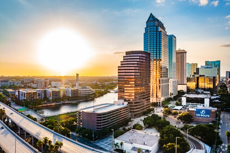 100 S Ashley Dr, Tampa, FL à louer - Photo de l’immeuble – Image 3 sur 17