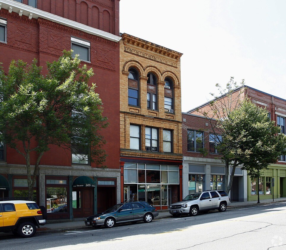 215 Main St, Biddeford, ME à louer Photo principale– Image 1 sur 4