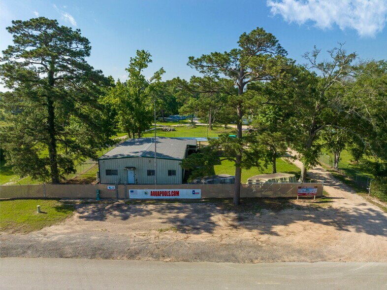 13568 Oil Field Rd, Conroe, TX à louer - Photo de l’immeuble – Image 2 sur 25