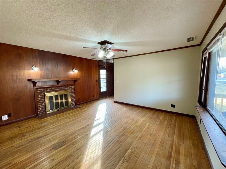 311 S Main St, Springdale, AR à vendre - Photo intérieure – Image 3 sur 15