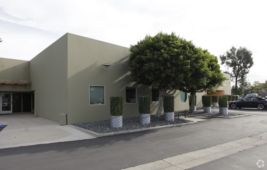 17500 Red Hill Ave, Irvine, CA à louer - Photo de l’immeuble – Image 2 sur 10