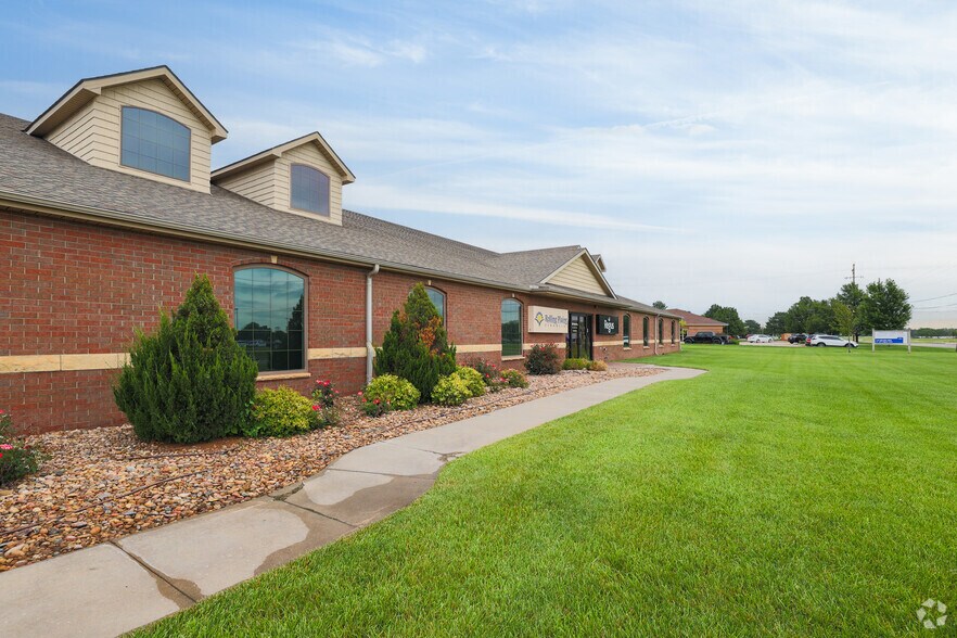 1632 E 23rd Ave, Hutchinson, KS à louer - Photo de l’immeuble – Image 2 sur 20