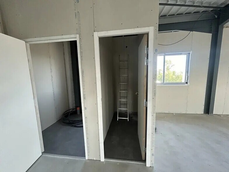 Bureau dans LAUDUN-L'ARDOISE à louer - Photo de l’immeuble – Image 3 sur 4