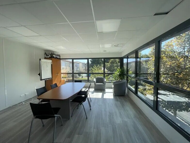 Bureau dans Bruges à louer - Photo de l’immeuble – Image 1 sur 9