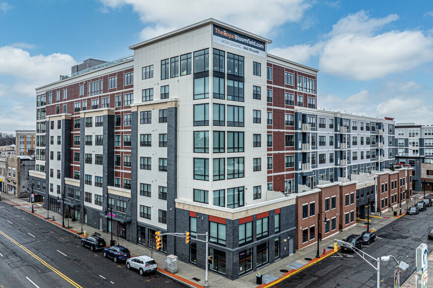 620 Bloomfield Ave, Bloomfield, NJ à vendre - Photo principale – Image 1 sur 38