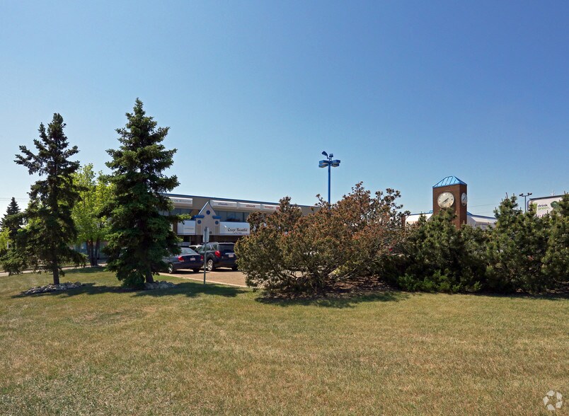 9303 34th Ave NW, Edmonton, AB à louer - Photo de l’immeuble – Image 3 sur 6