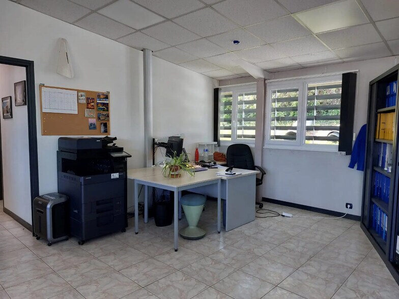 Local d'activités dans La Seyne-sur-Mer à vendre - Photo de l’immeuble – Image 3 sur 11