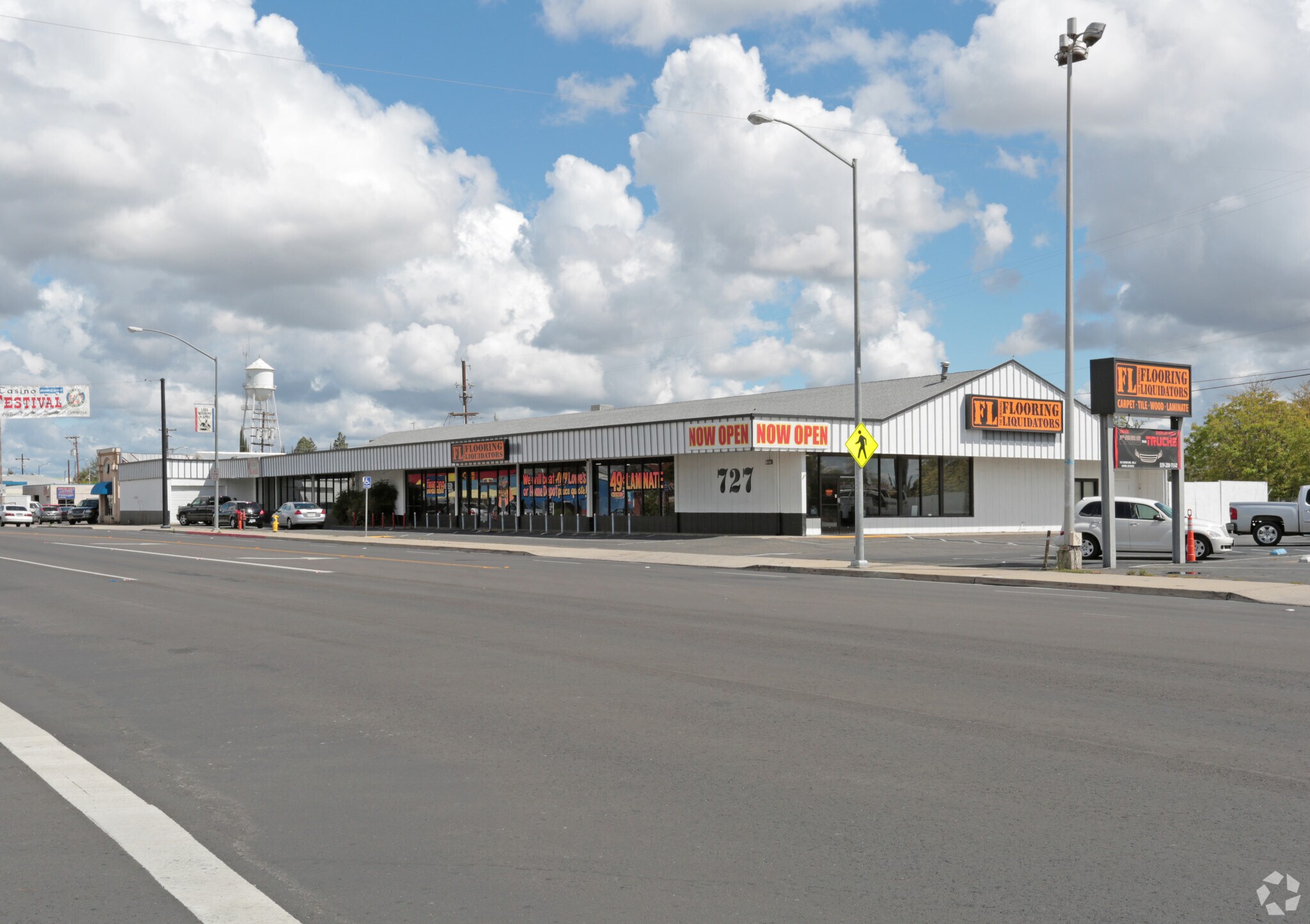 727 Clovis Ave, Clovis, CA à vendre Photo principale– Image 1 sur 23