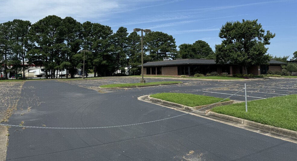 839 Poplar Hall Dr, Norfolk, VA à vendre - Photo de l’immeuble – Image 2 sur 4