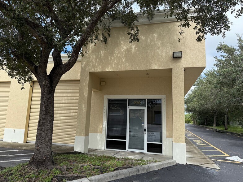 3894 Mannix Dr, Naples, FL à louer - Photo de l’immeuble – Image 1 sur 10