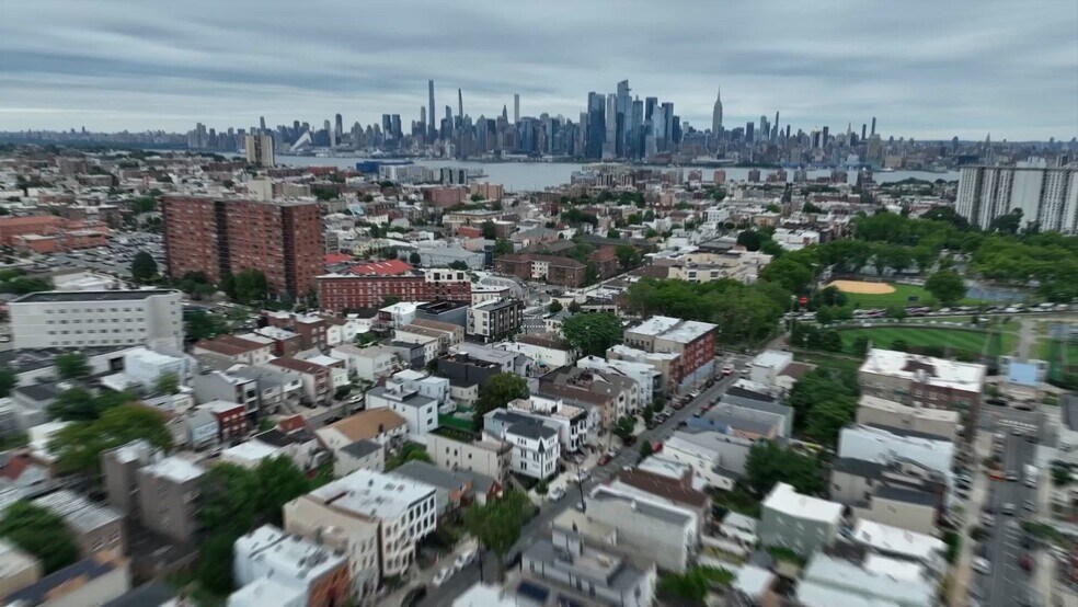512 Paterson Plank Rd, Jersey City, NJ à vendre - Vidéo sur l’annonce professionnelle – Image 2 sur 52