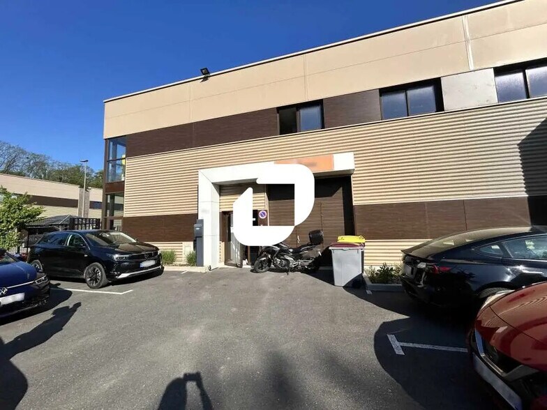 Local d’activités dans Franconville à louer - Photo de l’immeuble – Image 1 sur 21