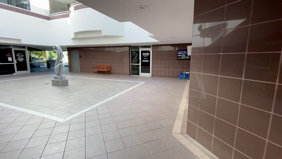23838 Valencia Blvd, Valencia, CA à louer - Vidéo sur l’annonce professionnelle – Image 2 sur 13
