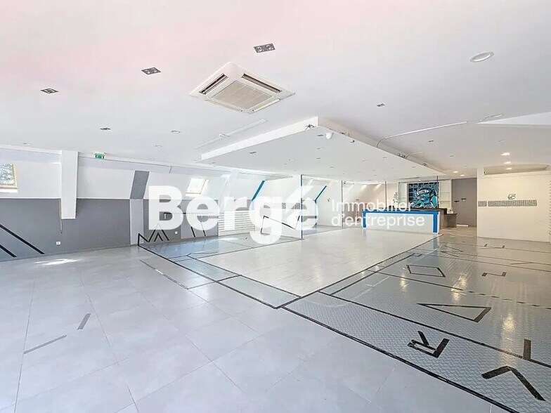 Local commercial dans Mandelieu-la-Napoule à louer - Photo intérieure – Image 1 sur 4