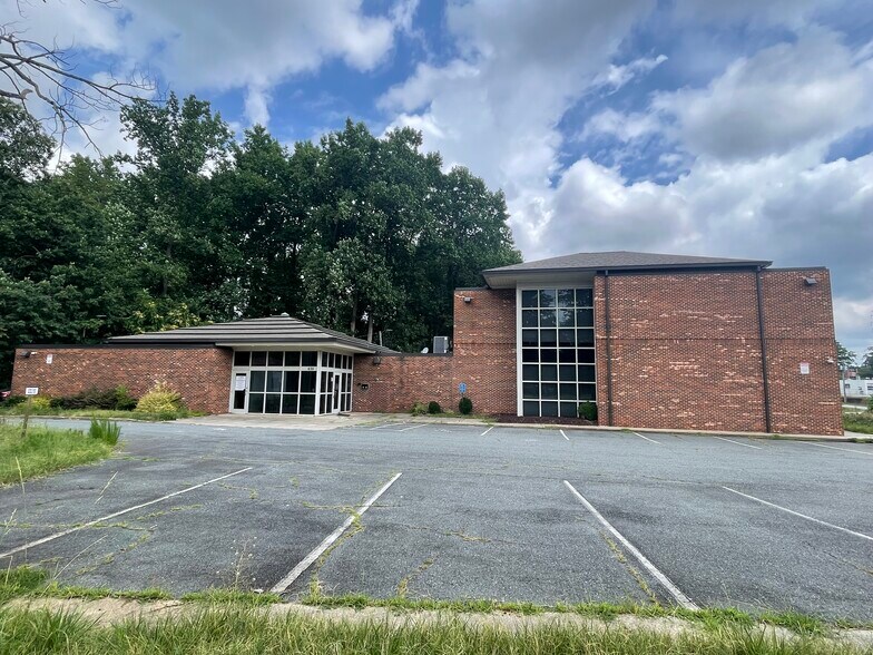 635 Coliseum Dr, Winston-Salem, NC à vendre - Photo de l’immeuble – Image 2 sur 38