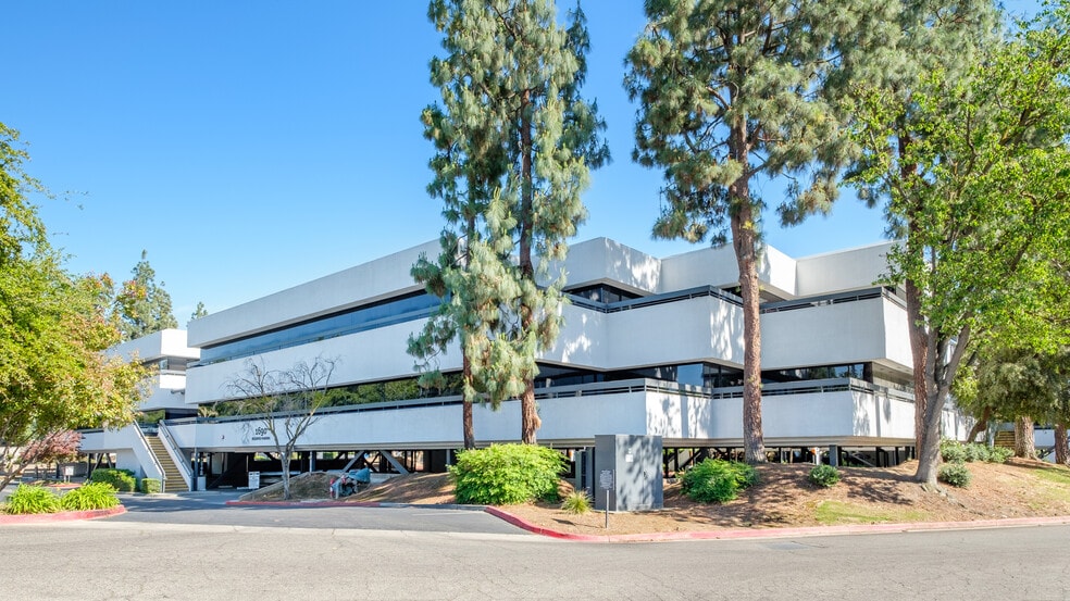 1680 W Shaw Ave, Fresno, CA à louer - Photo de l’immeuble – Image 3 sur 5