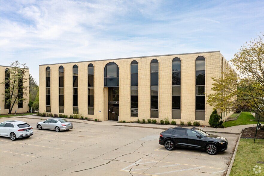 121 Fairfield Way, Bloomingdale, IL à louer - Photo de l’immeuble – Image 1 sur 9