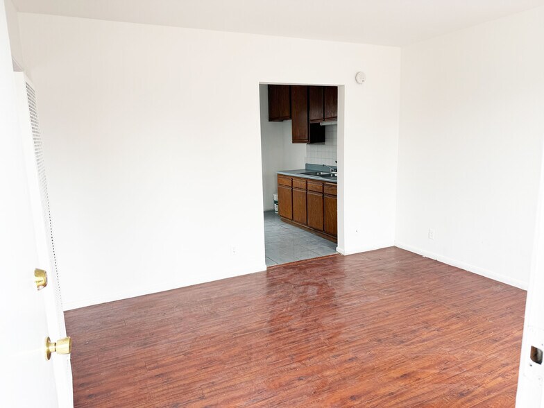 1330 S Reservoir St, Pomona, CA à vendre - Photo de l’immeuble – Image 3 sur 18