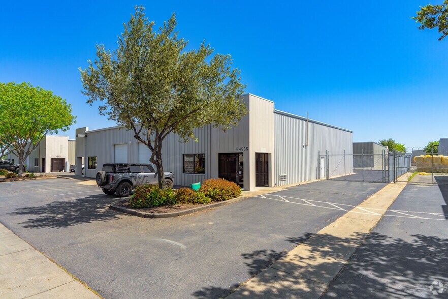 4565 Skyway Dr, Olivehurst, CA à louer - Photo de l’immeuble – Image 1 sur 12