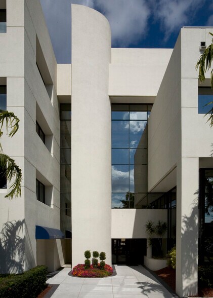 8725 NW 18th Ter, Miami, FL à louer - Photo de l’immeuble – Image 2 sur 12
