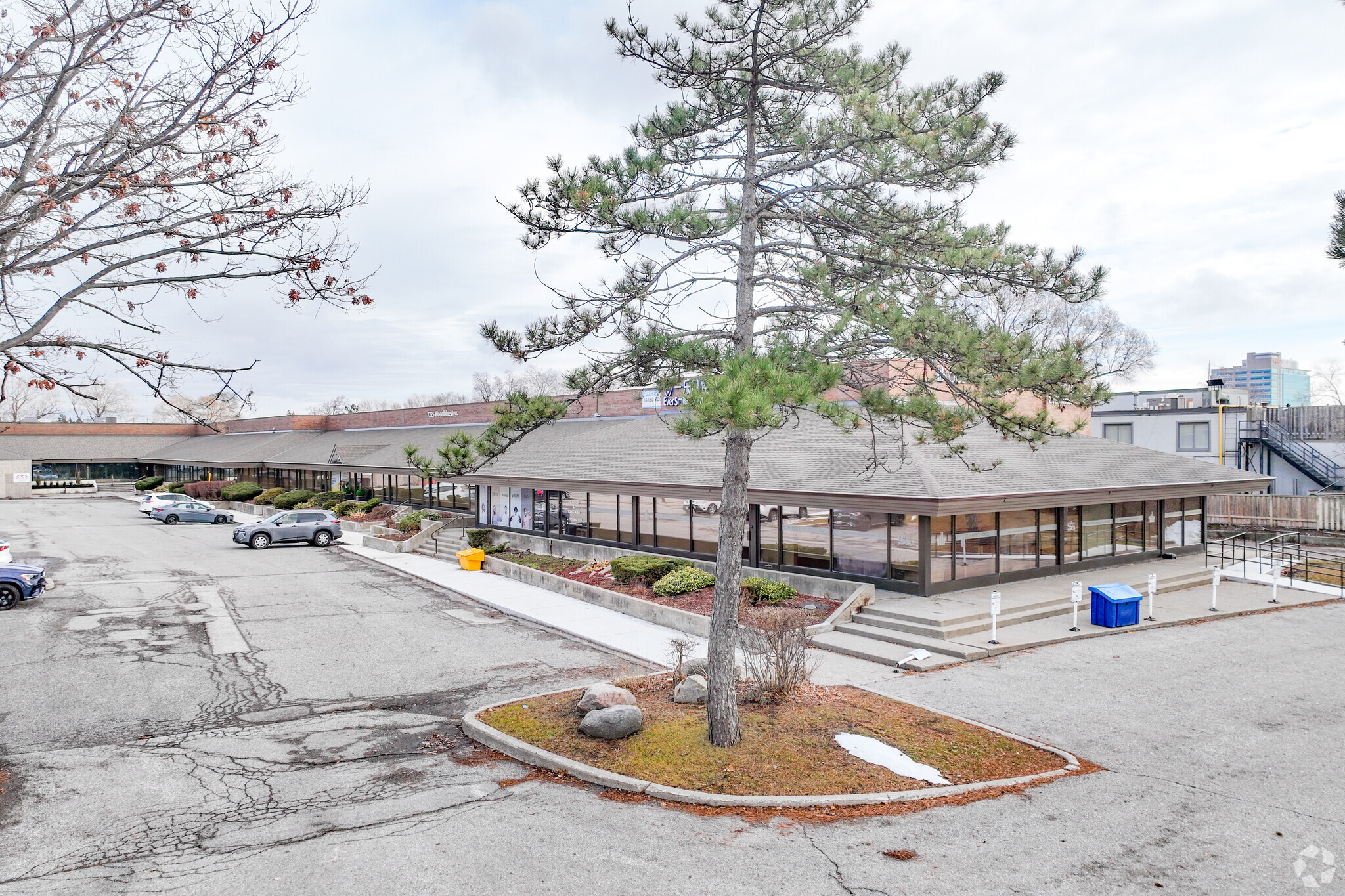 7225 Woodbine Ave, Markham, ON à louer Photo principale– Image 1 sur 5