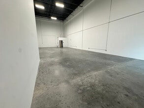 7814-7816 SW Jack James Dr, Stuart, FL à louer Photo intérieure– Image 2 sur 4