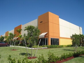 12601 NW 115th Ave, Medley, FL à louer Photo de l’immeuble– Image 2 sur 9