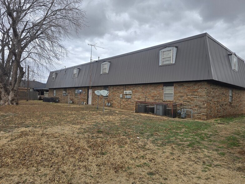 415 Harmon Ave, Watonga, OK à vendre - Photo de l’immeuble – Image 2 sur 28