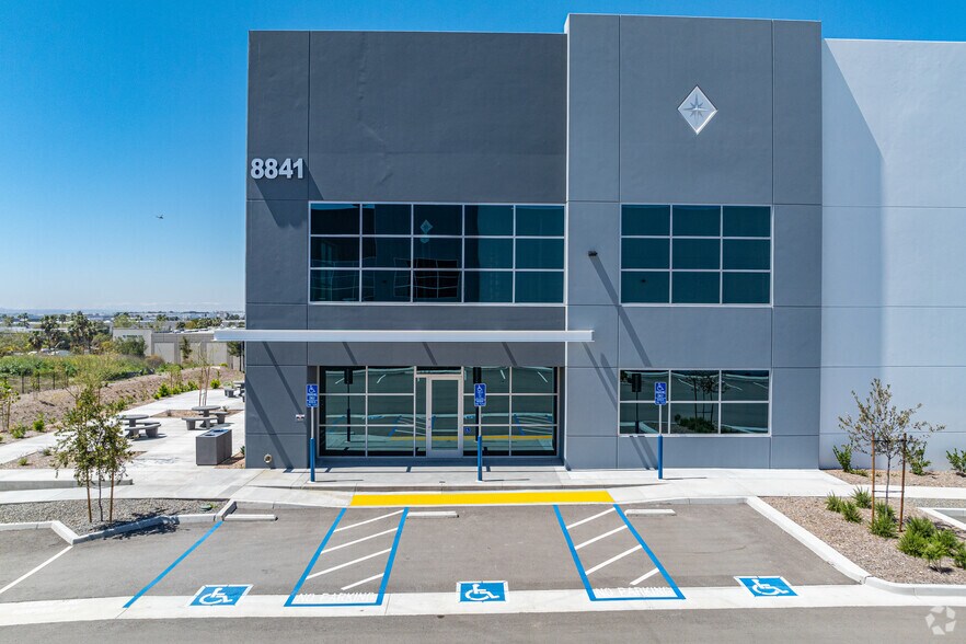 8841 Sage Way, San Diego, CA à vendre - Photo de l’immeuble – Image 2 sur 10