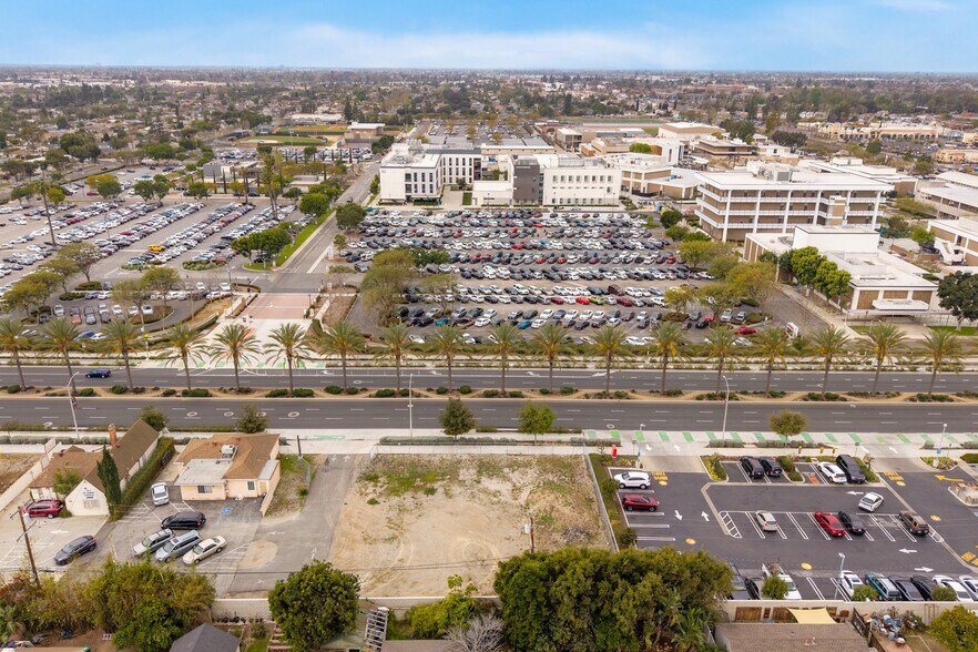 1421 N Bristol St, Santa Ana, CA à vendre - Photo de l’immeuble – Image 2 sur 22