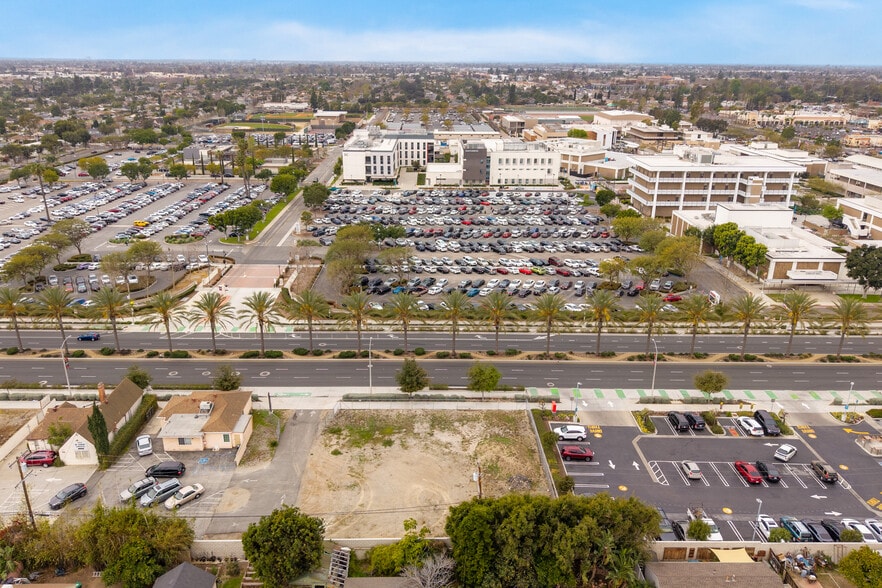1421 N Bristol St, Santa Ana, CA à vendre - Photo de l’immeuble – Image 3 sur 23
