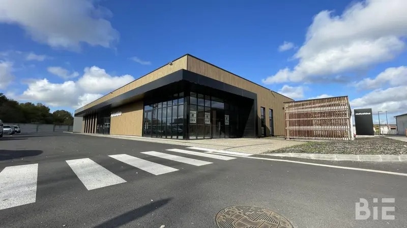 Local commercial dans Sainte-Eulalie à louer - Photo de l’immeuble – Image 1 sur 6
