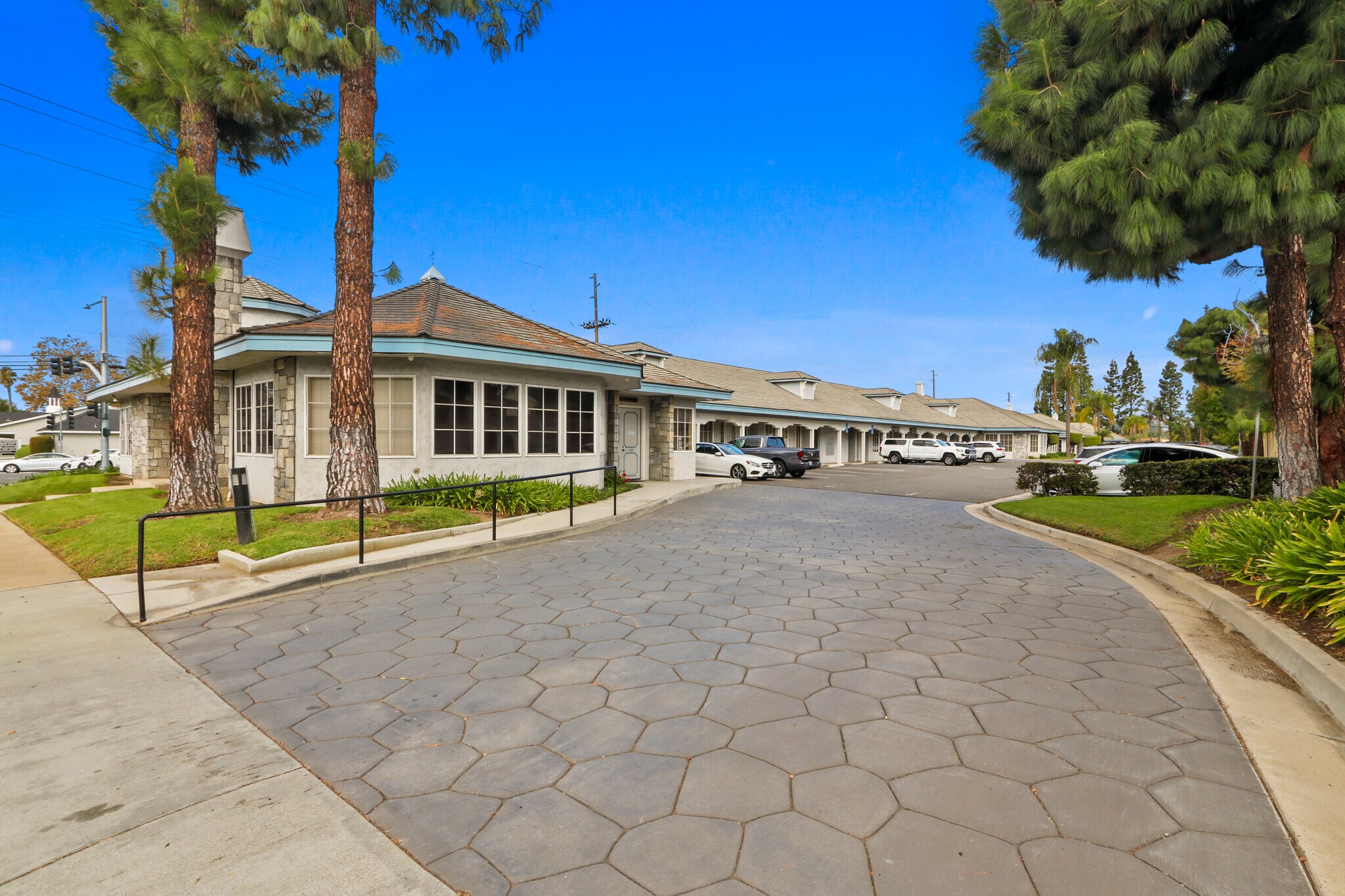 1421 N Wanda, Orange, CA à louer Photo principale– Image 1 sur 6