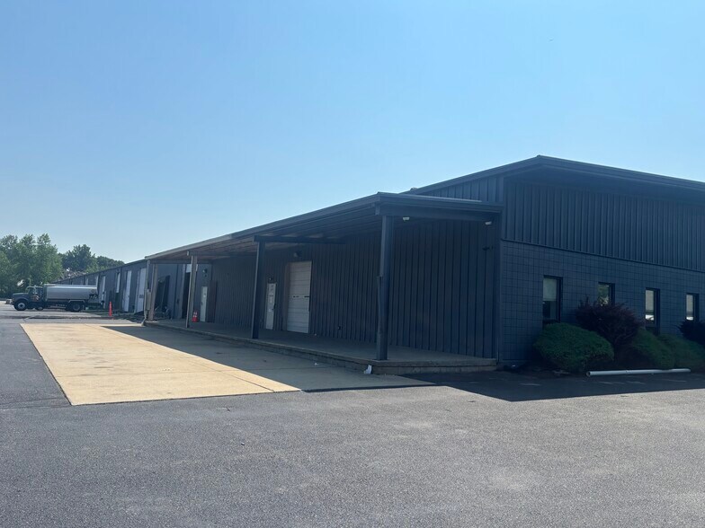 66 Commercial Way, East Providence, RI à louer - Photo de l’immeuble – Image 2 sur 6