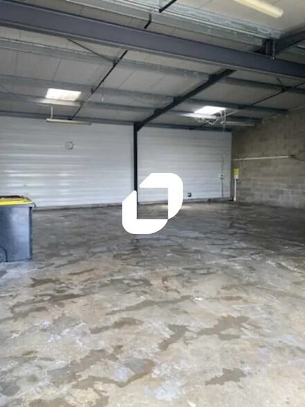 Local d’activités dans Izon à louer - Photo de l’immeuble – Image 1 sur 16