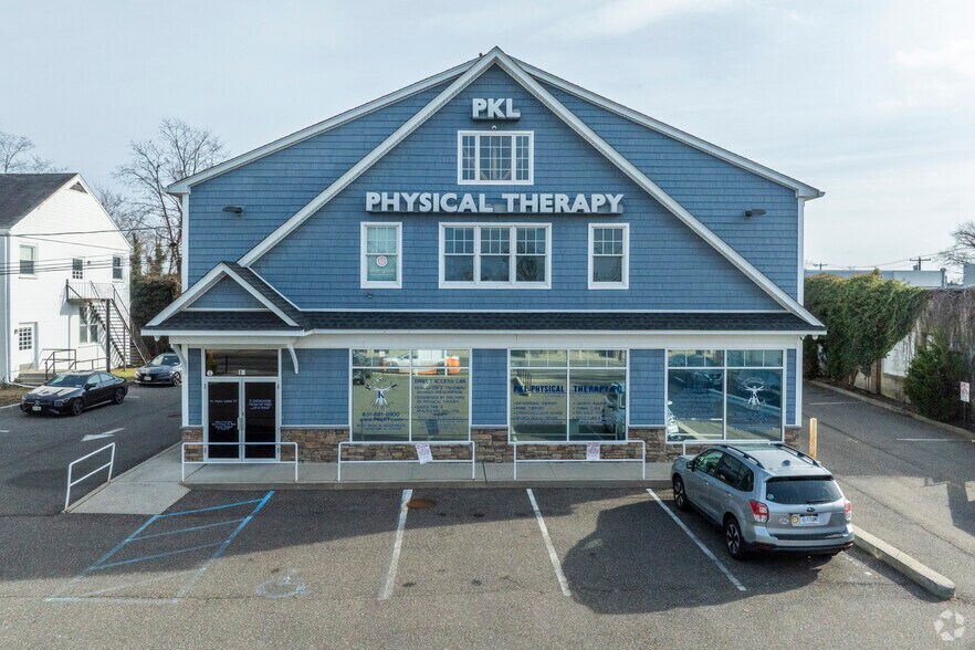 11 Broadway, Amityville, NY à louer - Photo de l’immeuble – Image 3 sur 4