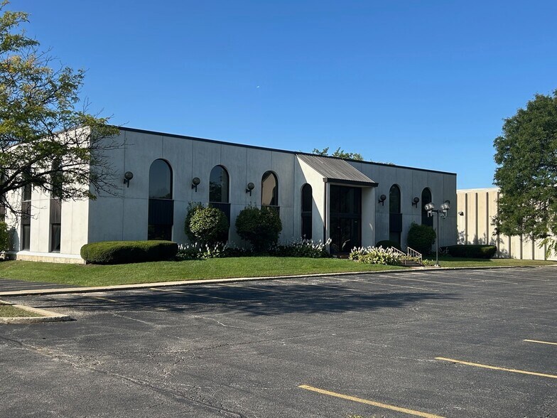 5 E College Dr, Arlington Heights, IL à vendre - Photo de l’immeuble – Image 1 sur 12