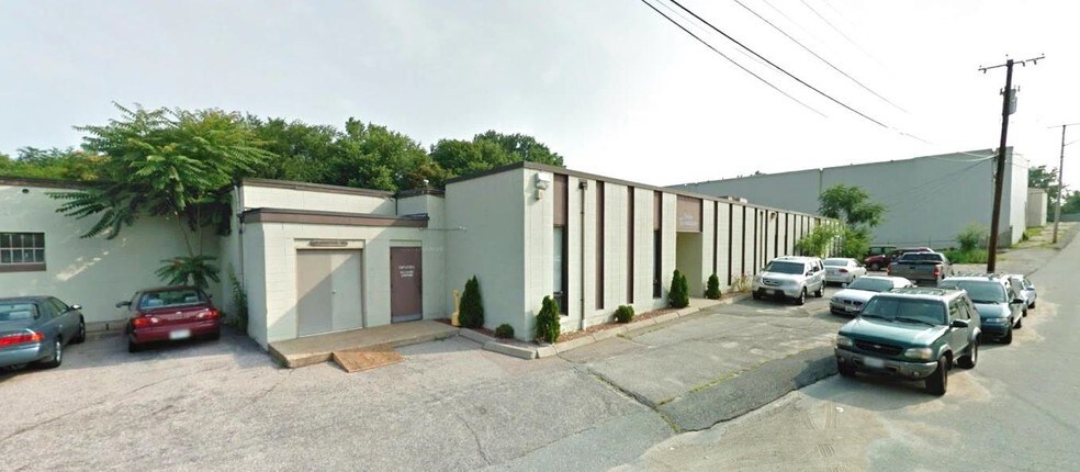 15 Industrial Rd, Cranston, RI à vendre - Photo de l’immeuble – Image 2 sur 5