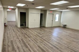 5601-5631 W Howard St, Niles, IL à louer Photo intérieure– Image 1 sur 3