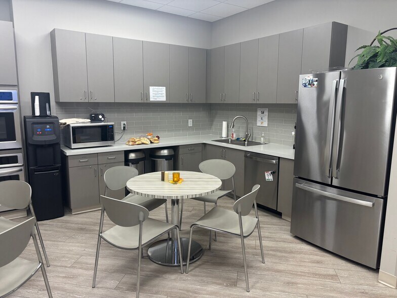 100 Connemara Dr, Cary, NC à vendre - Photo de l’immeuble – Image 3 sur 16